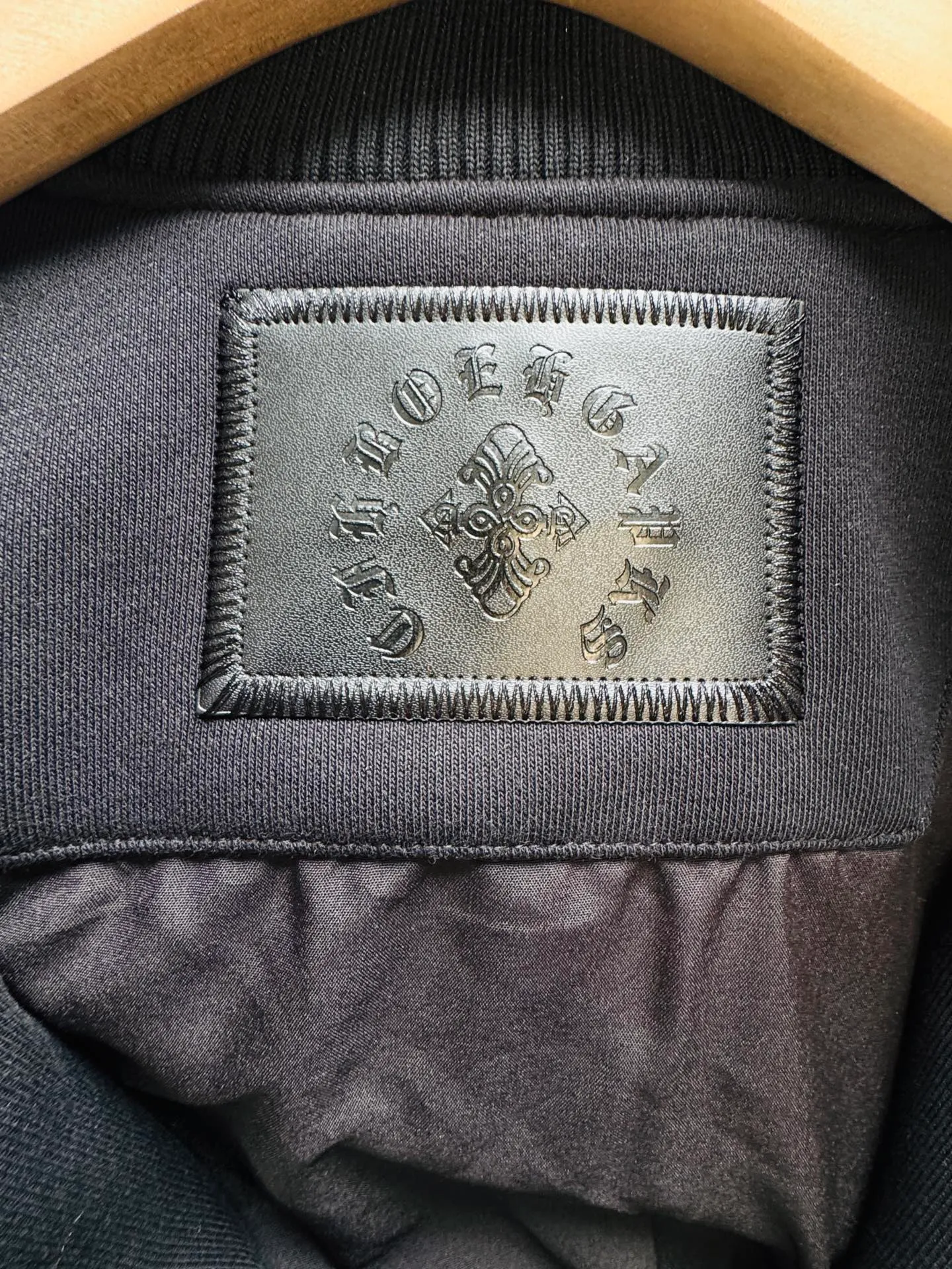 P520 top version 🐮 Real shot without P, ​​different from market products] Chrome Hearts 🍁Winter clothing is coming🍁 Sanskrit cross woolen leather sleeves spliced ​​baseball embroidered cotton jacket, heavy embroidery ➕ both sleeves and whole leather, counter synchronization, heavy industry! ! Customized version of thickened woolen fabric, silk lining, customized version of hardware, not the ordinary version on the market! ! Recommended color: wool with leather Style number: 25-361 Code number: S, M, L, XL